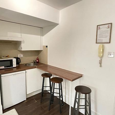 Captivating 1-Bed Apartment In Лондон Екстериор снимка