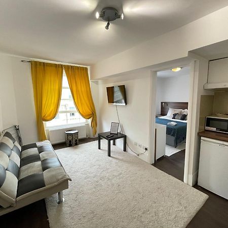 Captivating 1-Bed Apartment In Лондон Екстериор снимка