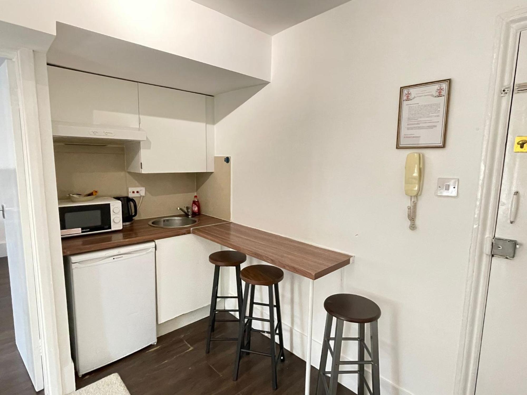 Captivating 1-Bed Apartment In Лондон Екстериор снимка
