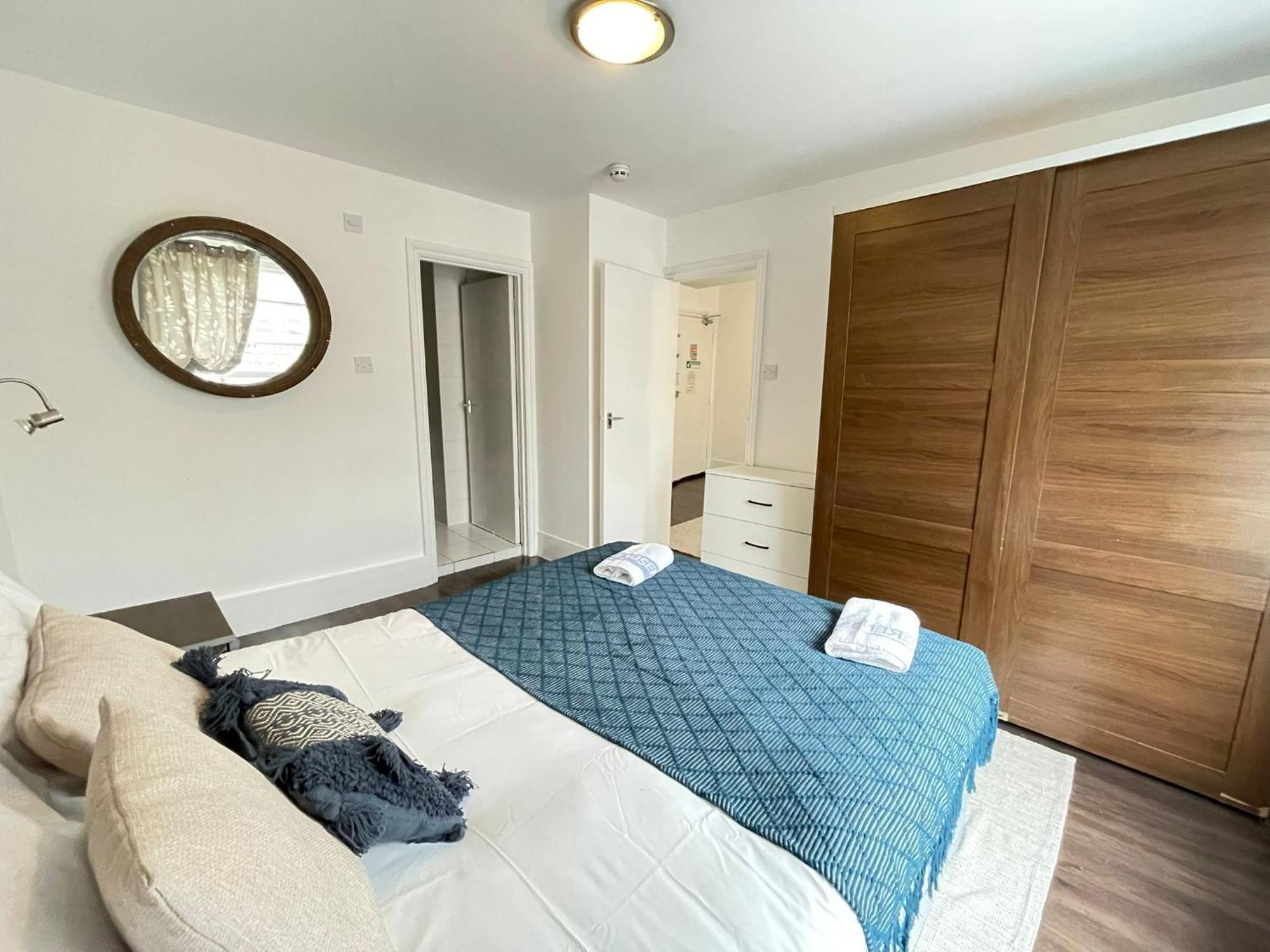 Captivating 1-Bed Apartment In Лондон Екстериор снимка