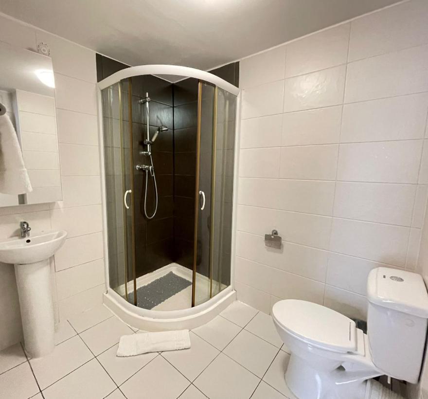 Captivating 1-Bed Apartment In Лондон Екстериор снимка