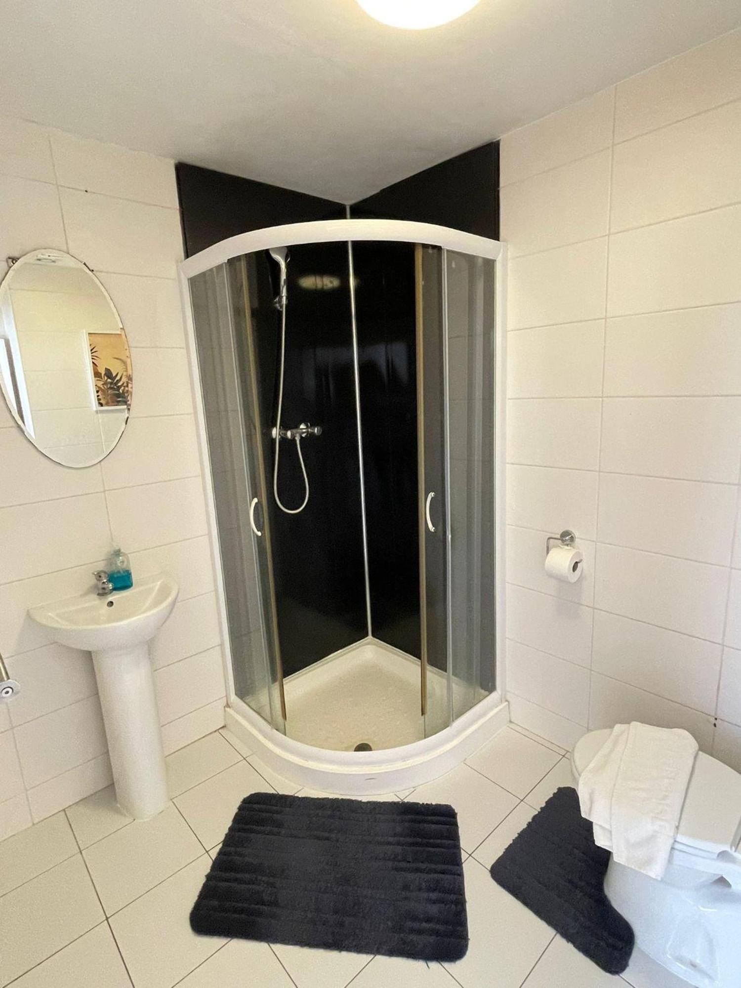 Captivating 1-Bed Apartment In Лондон Екстериор снимка